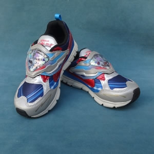 UT 156 シルバー スニーカー