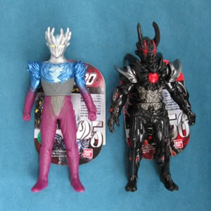 UMヒーロー500・25ウルトラマンサーガ、UM怪獣500・56ダークルギエル